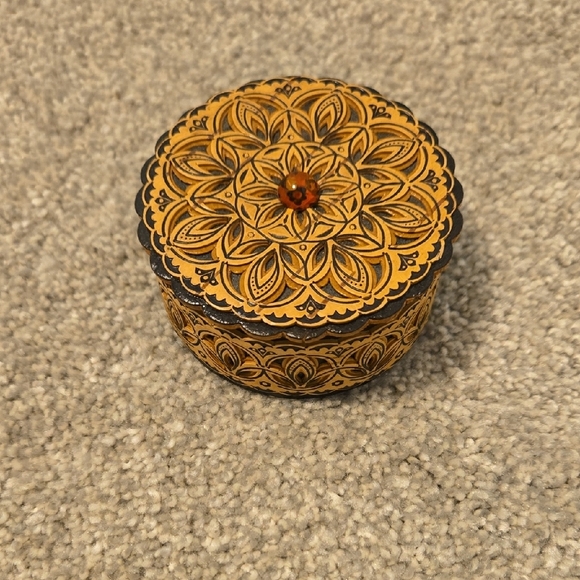 Handcarved Birch Jewlery Trinket Box - Picture 1 of 6